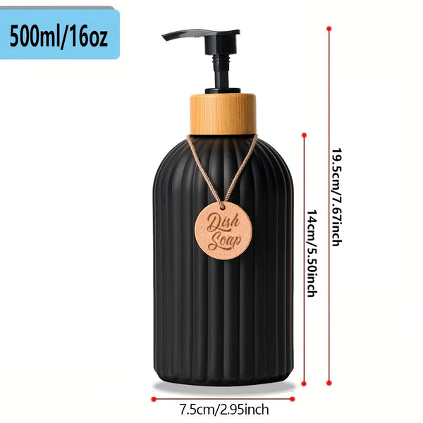 Mattschwarze wiederbefüllbare Seifenspenderflasche mit Holzpumpe und Etikett