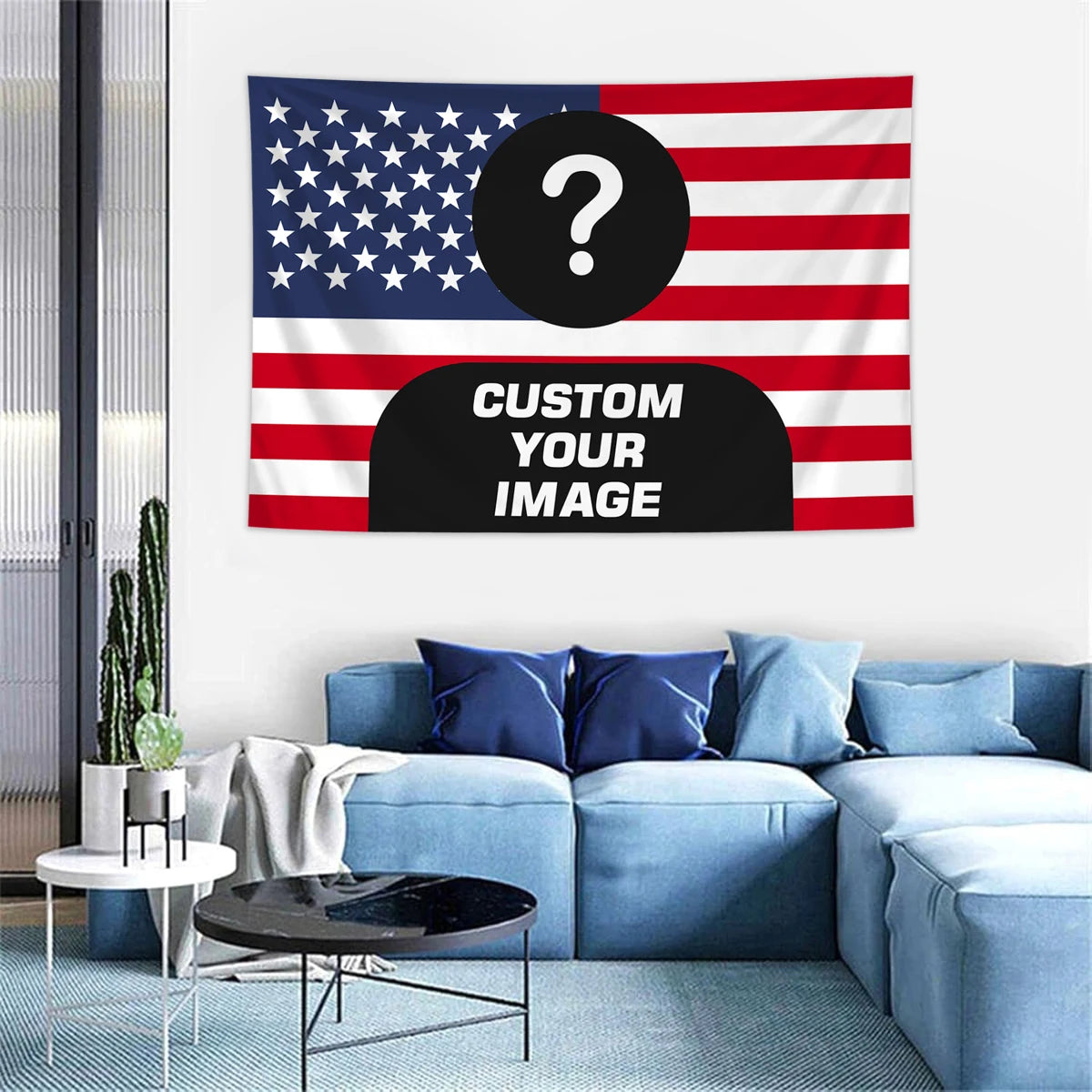 Eine Flaggen-Tapisserie mit dem amerikanischen Flaggenmuster, bei der ein Fragezeichen die Sterne ersetzt, an der Wand ausges