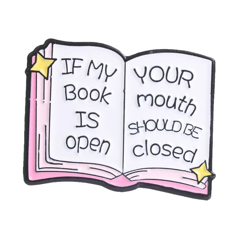 Pin de esmalte que representa un libro abierto con el texto: Si mi libro está abierto, tu boca debe estar cerrada