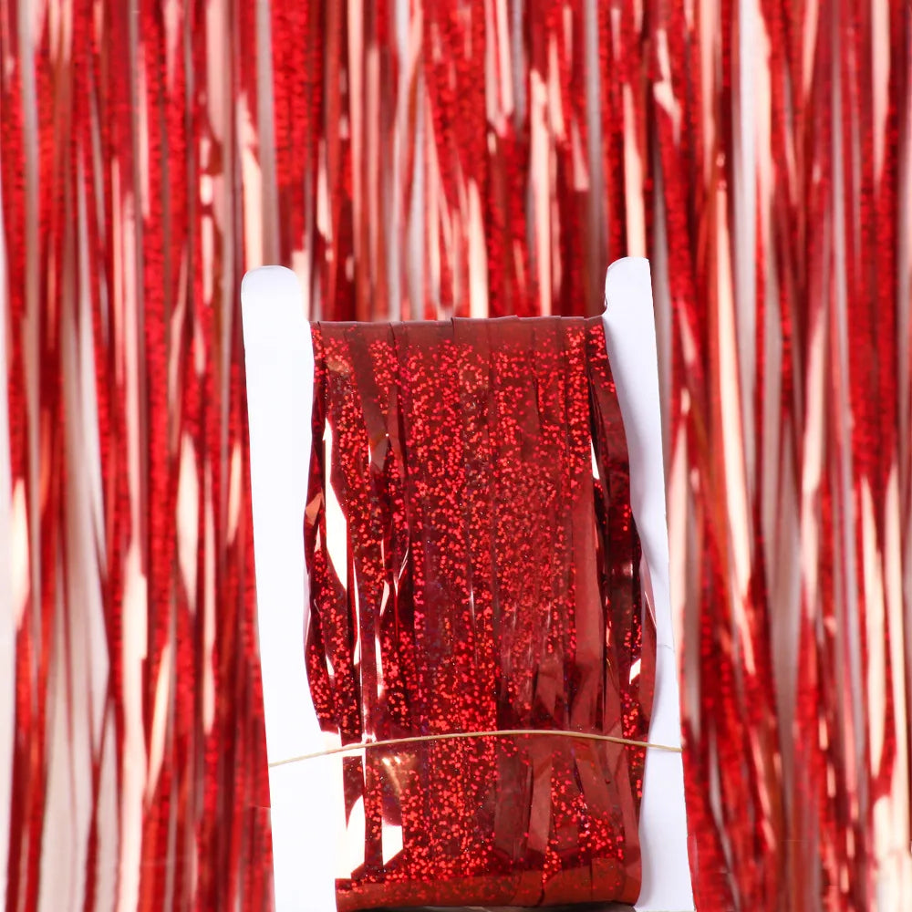 Ein Rollen metallisches rotes Tinselfolienrand als Hintergrundvorhang.