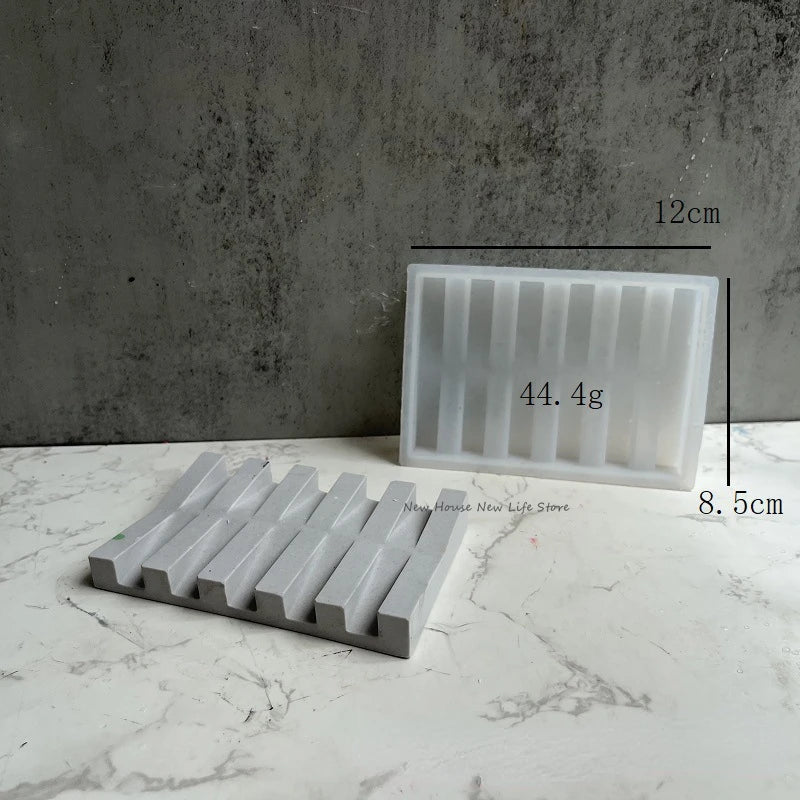 Weiße Silikon-Seifenspeicherschale neben einer rechteckigen Form mit den Maßen 12x8,5 cm.