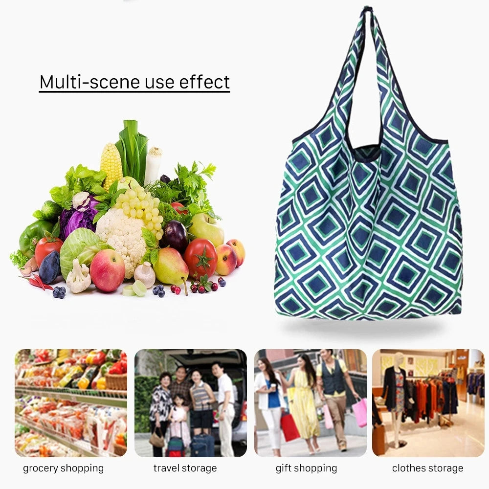 Wiederverwendbare Tasche mit geometrischem Muster neben verschiedenen Lebensmitteln und Geschenken.