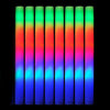 Eine Reihe leuchtender LED-Glow-Sticks in verschiedenen Farben, darunter grün, orange, rot, lila und blau.
