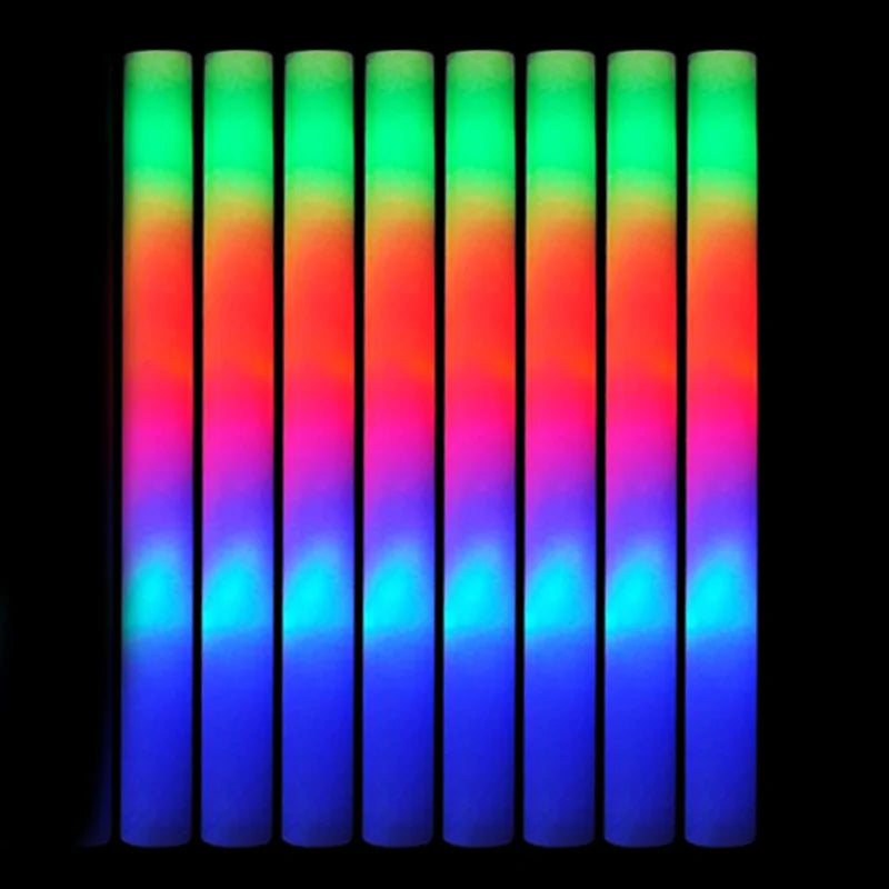 Eine Reihe leuchtender LED-Glow-Sticks in verschiedenen Farben, darunter grün, orange, rot, lila und blau.