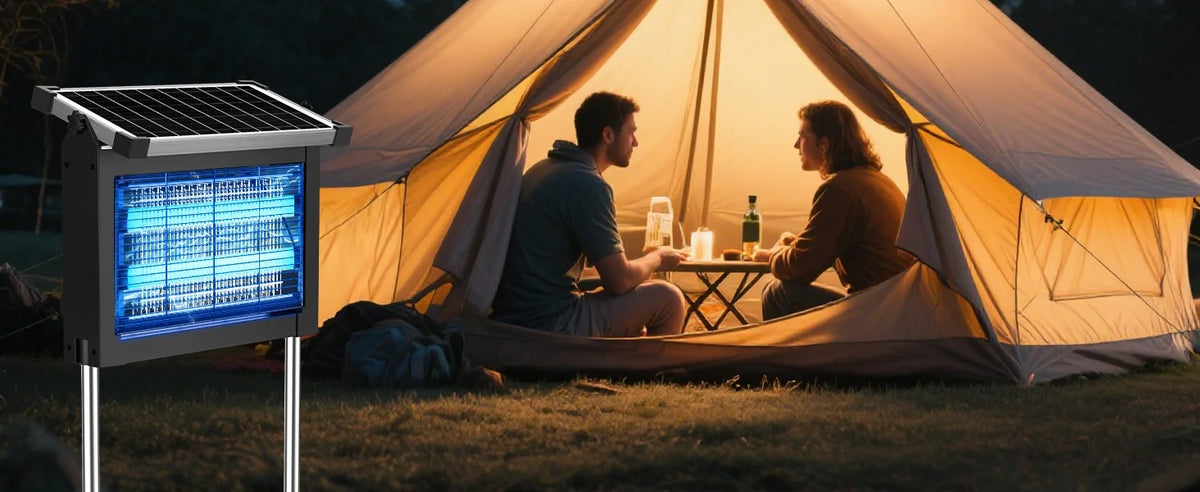 Ein Paar sitzt in einer Zelt neben einem Sonneninsektenvernichter in einer Outdoor-Umgebung.