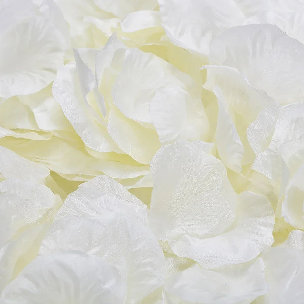 Pétalos de rosa de seda artificial blanca dispuestos en un ramo exuberante y en capas.
