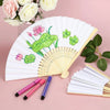 Pales de décoration en bambou fait main avec des motifs floraux roses et verts, sur fond rose.