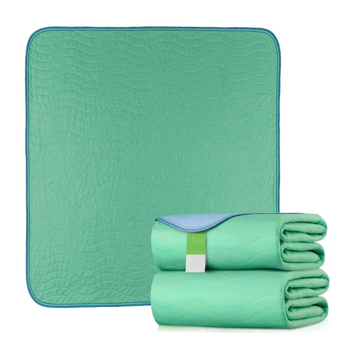 Une pile de tampons lavables réutilisables bleu sarcelle pour une absorption maximale.