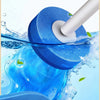 Une brosse à WC bleue nettoie une surface avec de l'eau, démontrant un pouvoir de décapage des taches et un nettoyage concent