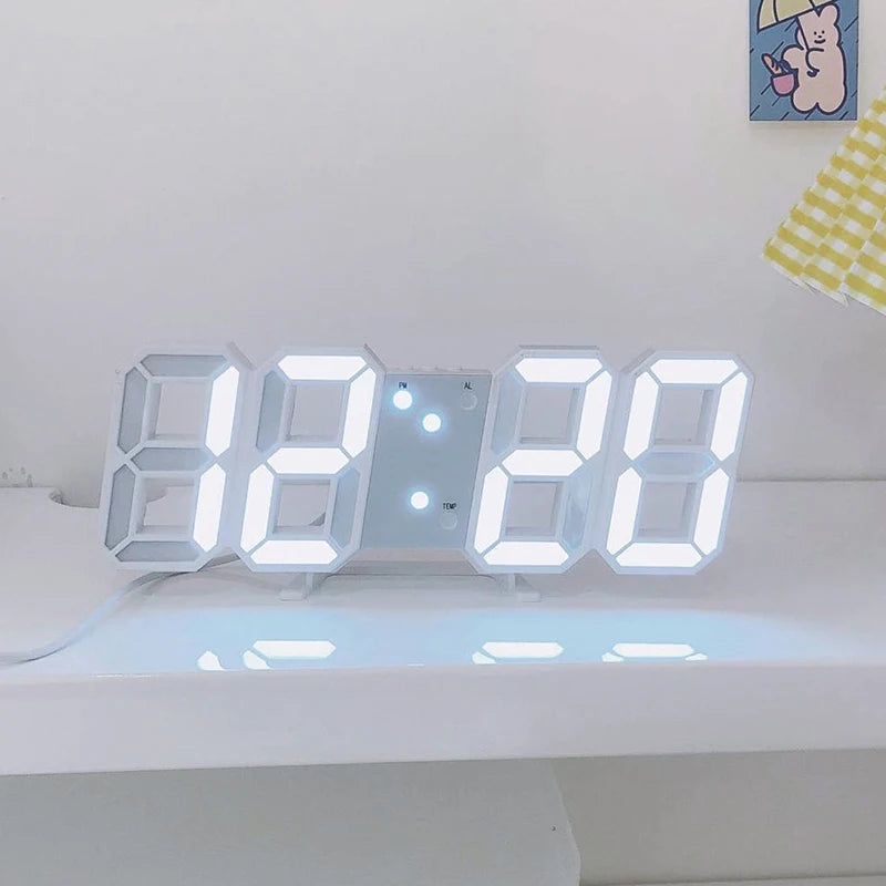 Weißer 3D-LED-Digitaluhr mit der Anzeige 12:20, auf einer weißen Oberfläche.
