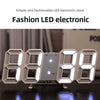 Weiße LED-Elektronikuhr, die 8:38 anzeigt, auf einem Ständer.