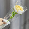 Bouquet de fleurs de carnation en coton fait main emballé dans du film plastique transparent