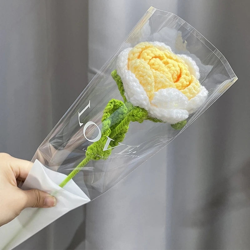 Bouquet de fleurs de carnation en coton fait main emballé dans du film plastique transparent