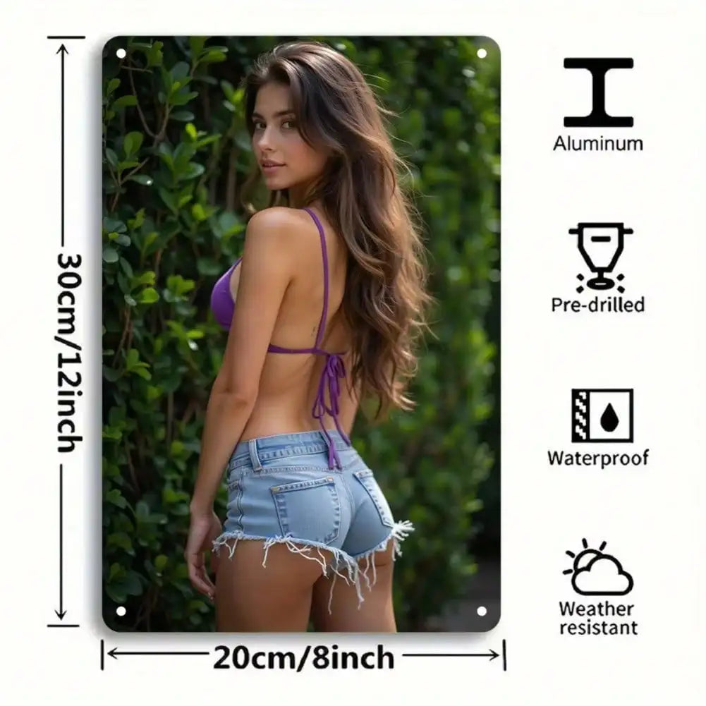 Una mujer con una blusa morada posando frente a follaje verde, mostrada en un cartel de arte de aluminio.