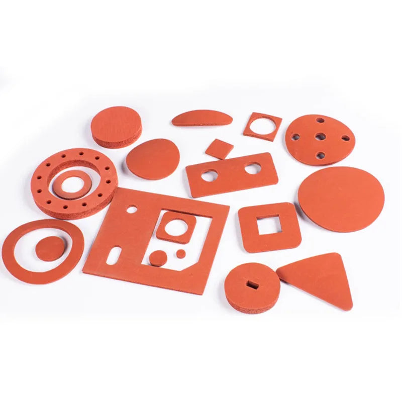 Eine Sammlung von orangefarbenen Silikon-Schaummatten und Komponenten zum Basteln oder Prototyping.