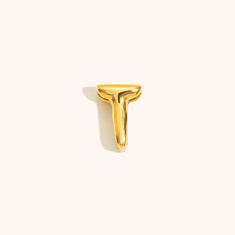 Nahaufnahme einer goldvergoldeten 3D-Blasenbuchstaben-T-Kette.