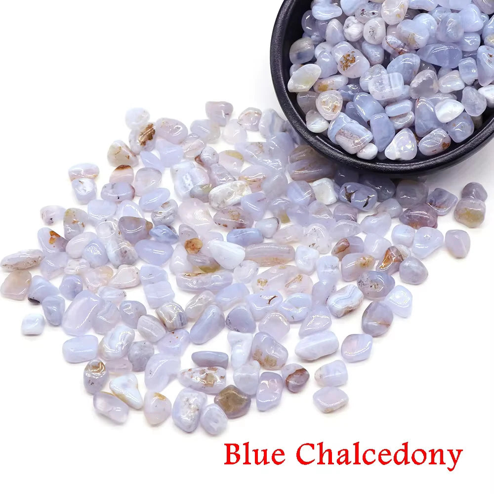 Una pila de cristales de calcedonia translúcidos de azul claro a lavanda junto a un pequeño cuenco negro.