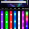 Set bunter LED-Glow-Sticks in einer Reihe, mit verschiedenen Farben wie Lila, Grün, Rot, Blau, Weiß