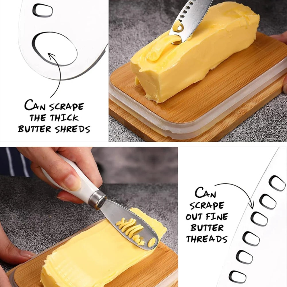 Un couteau à beurre en métal racle de fines tranches de beurre d'un bloc jaune sur une planche en bois.