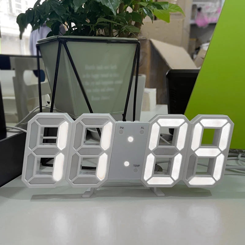 Weiße 7-Segment-digitale Wanduhr mit einstellbarem Winkel und separatem Temperaturdisplay auf weißem Surfboard