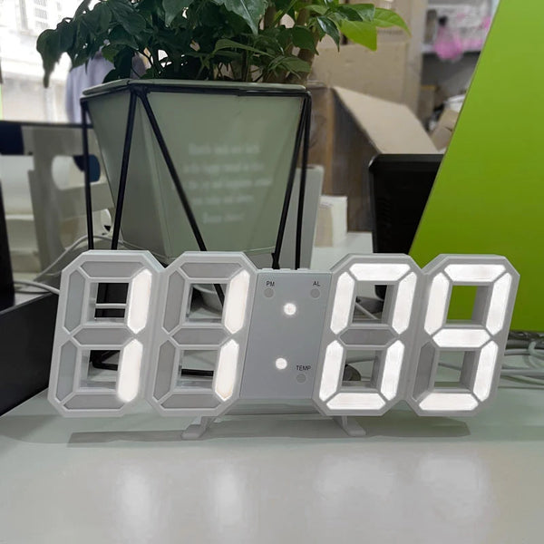 Weiße 7-Segment-digitale Wanduhr mit einstellbarem Winkel und separatem Temperaturdisplay auf weißem Surfboard