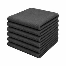 Une pile de six chiffons de nettoyage en microfibre gris foncé.