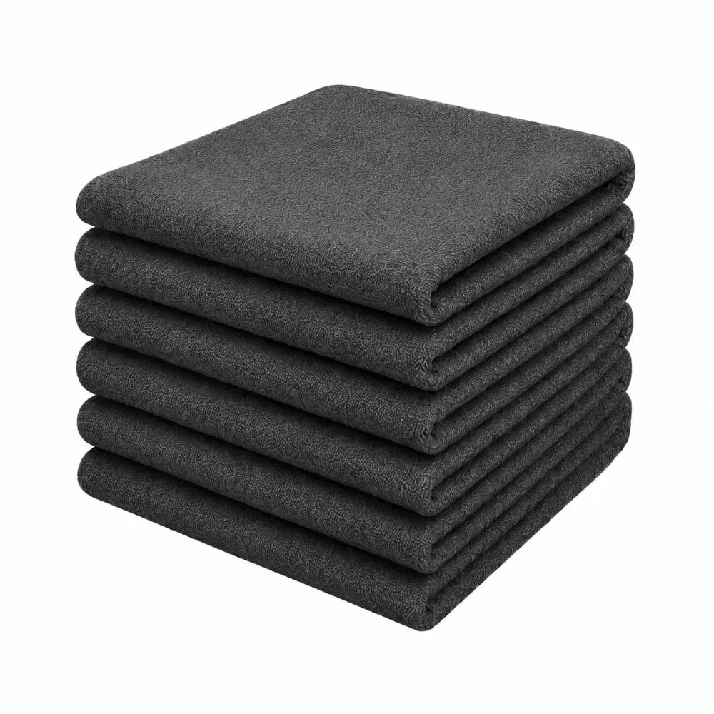Une pile de six chiffons de nettoyage en microfibre gris foncé.