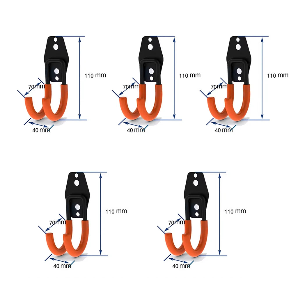 Un juego de tres ganchos metálicos para pared resistentes, naranja y negro, mostrados con líneas de dimensión.