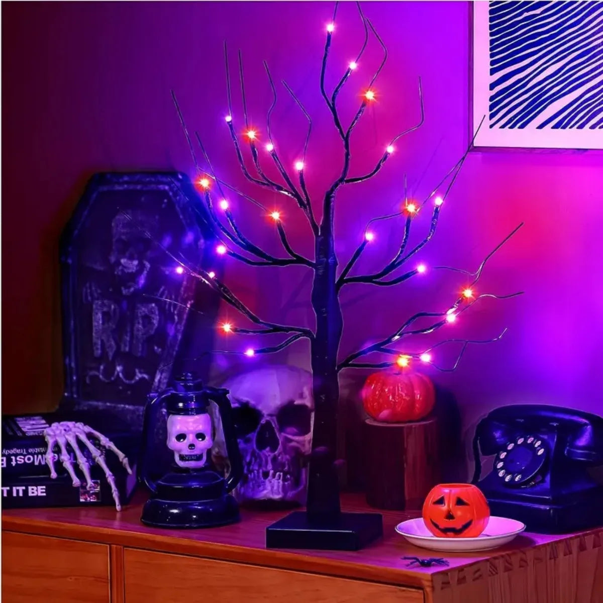 Dunkler Baum mit orange- und lila LED-Lichter vor leuchtend violetterem Hintergrund