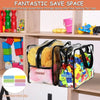 Sac de stockage imperméable transparent rempli de blocs de construction colorés et jouets en peluche sur une étagère en bois.