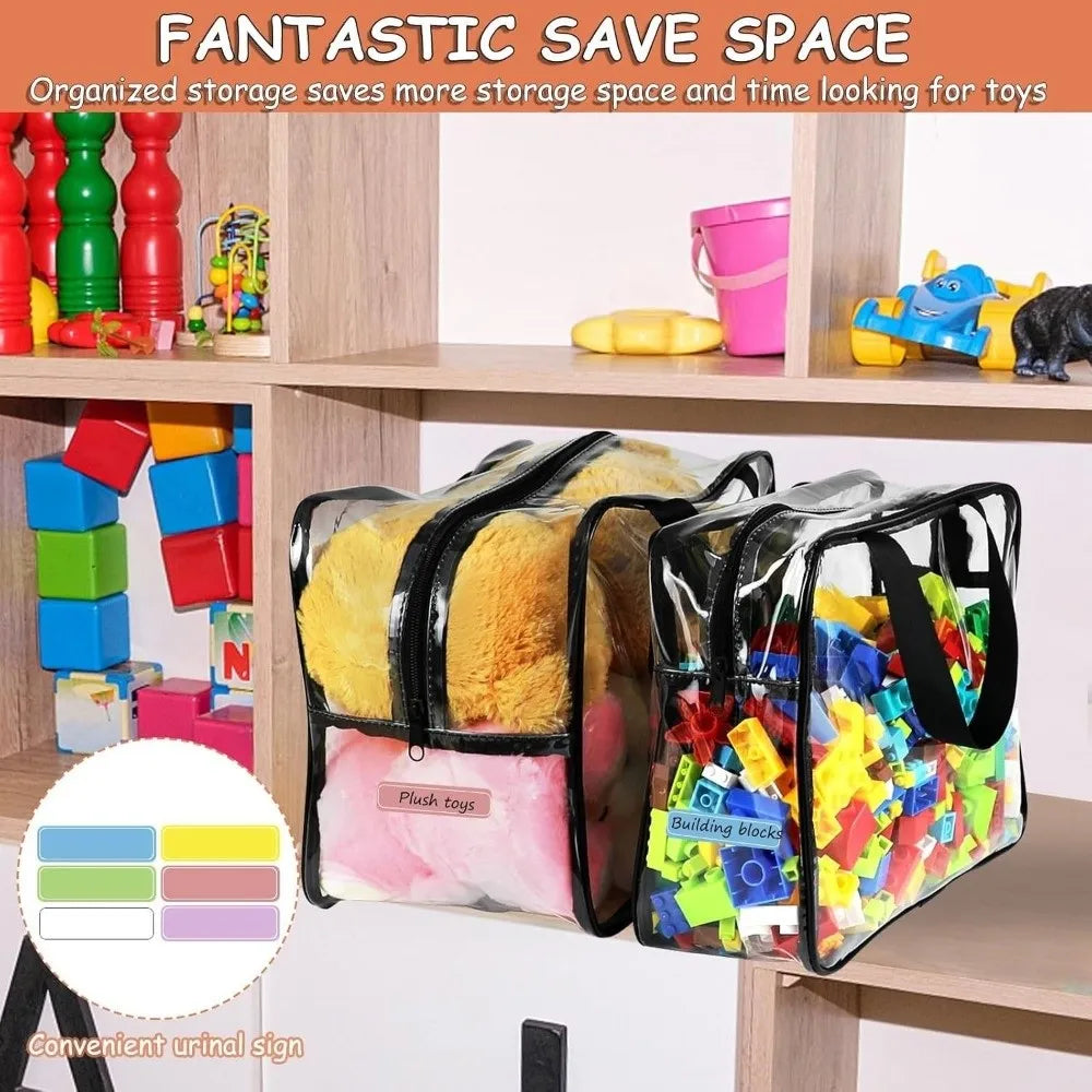 Sac de stockage imperméable transparent rempli de blocs de construction colorés et jouets en peluche sur une étagère en bois.