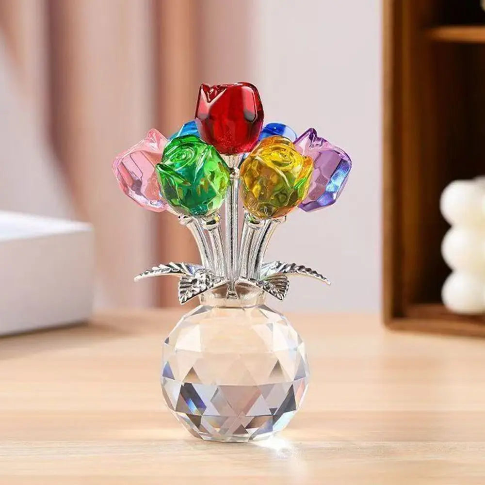 Skulptur aus farbigen Kristallrosen in einer Glasvase auf einer Holzoberfläche.