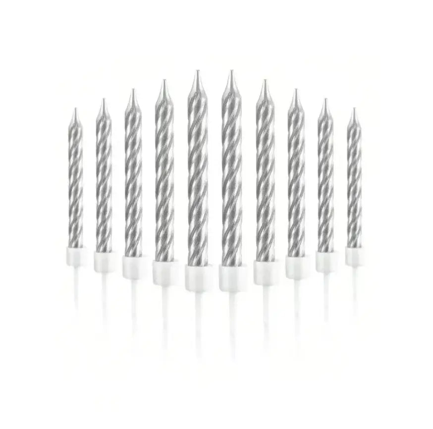 Ein Set von zwölf dekorativen Spiralkerzen zum Geburtstag in Silber und Weiß.