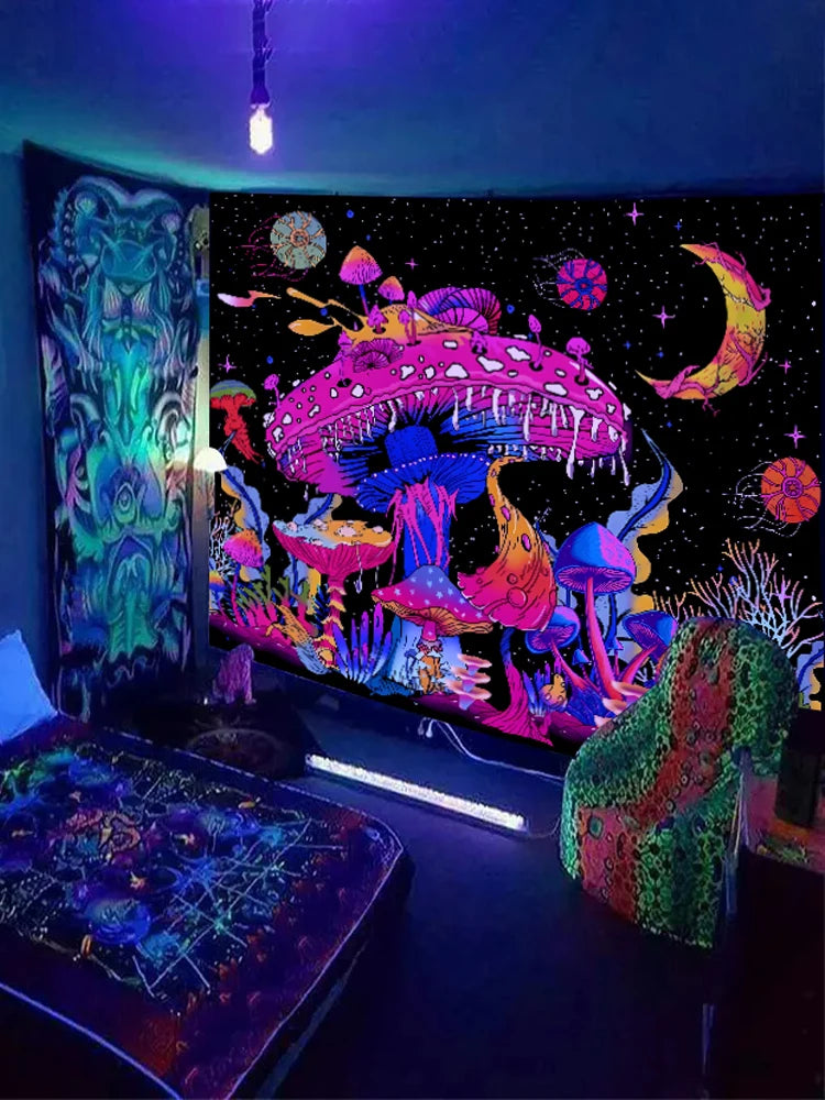Lebhafter fluoreszierender Pilztapestrie an einer Wand mit violettem Licht.