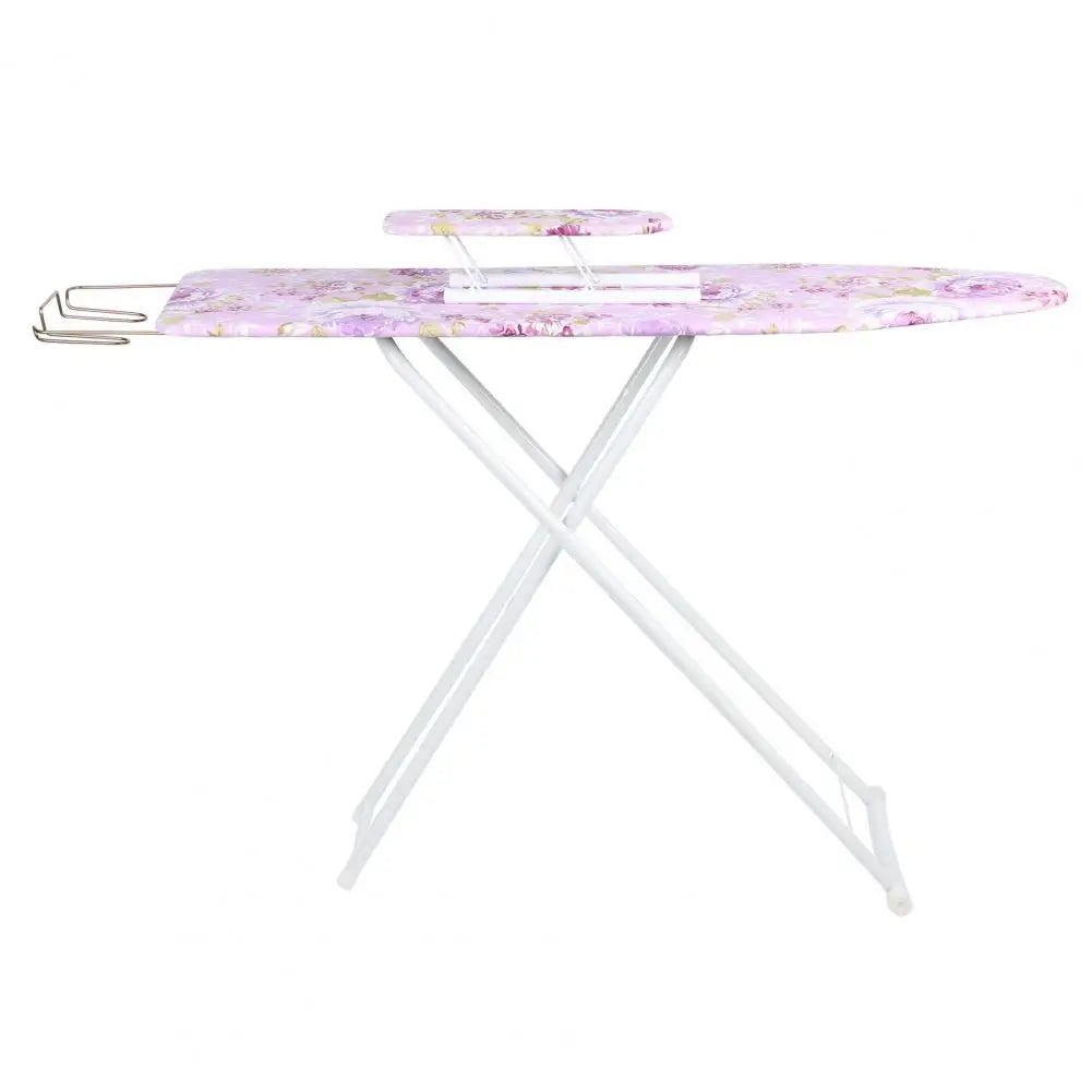 Tablero de planchar floral morado con soporte de metal y funda resistente al calor.
