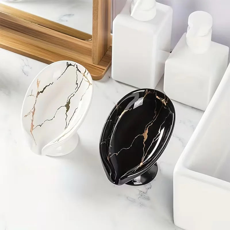 Set aus Marmor-Optik-Seif- und Dünger-Regale in Weiß und Schwarz mit goldner Maserung auf Marmoroberfläche.