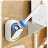 Un set de brosse de toilette jetable fixé au mur blanc en train de nettoyer une cuvette.