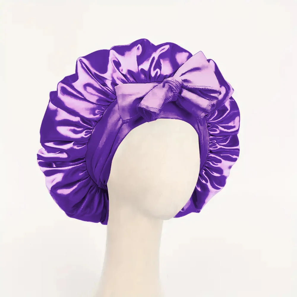 Lila Satin-Seiden-Haube, gebunden in eine Schleife, auf einem Mannequin-Kopf ausgestellt.
