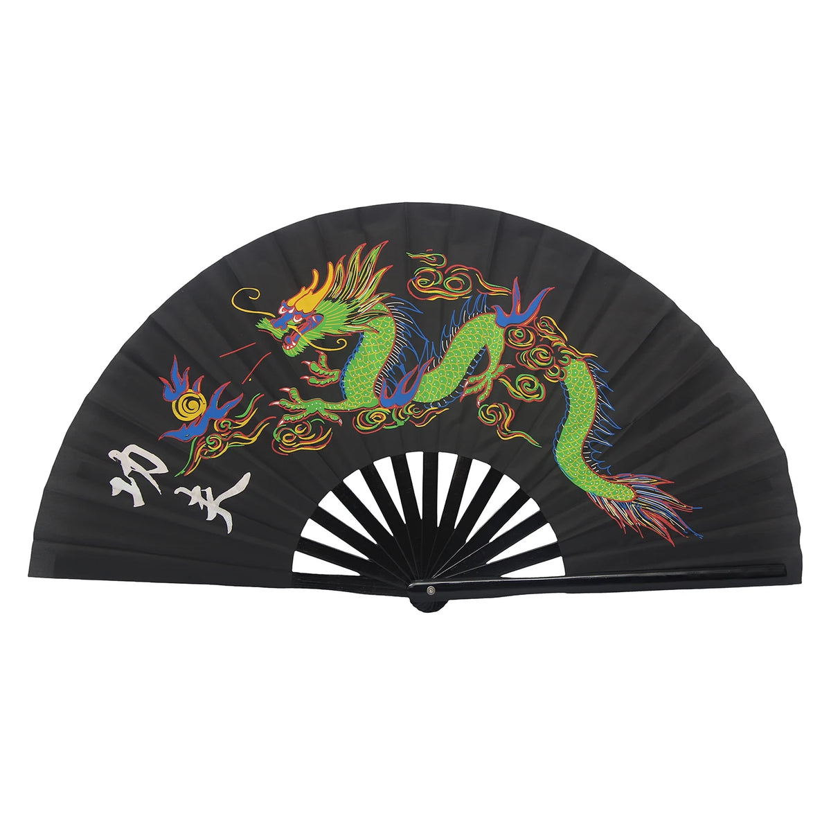 Un éventail de martial arts en bambou noir décoré d'un dragon vert éclatant.