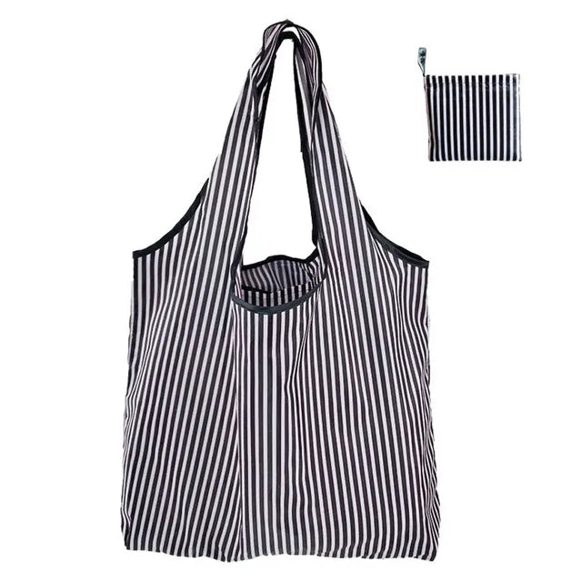 Klappbare wiederverwendbare Tasche mit schwarz-weiß gestreiften, vertikalen Streifen.