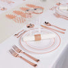 Elegantes goldgerahmtes Plastik-Dinnerset mit passendem Besteck und Glas auf weißer Tischdecke