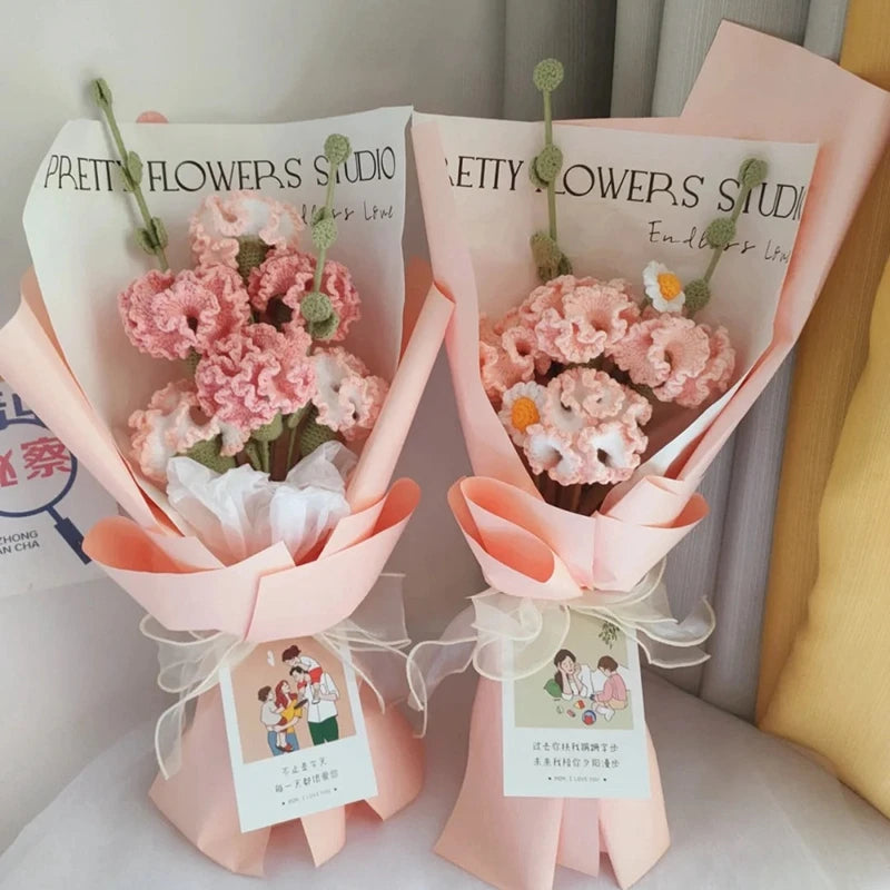 Un bouquet de cœurs de coton roses, empaquetés dans du papier de soie et présentés en studio