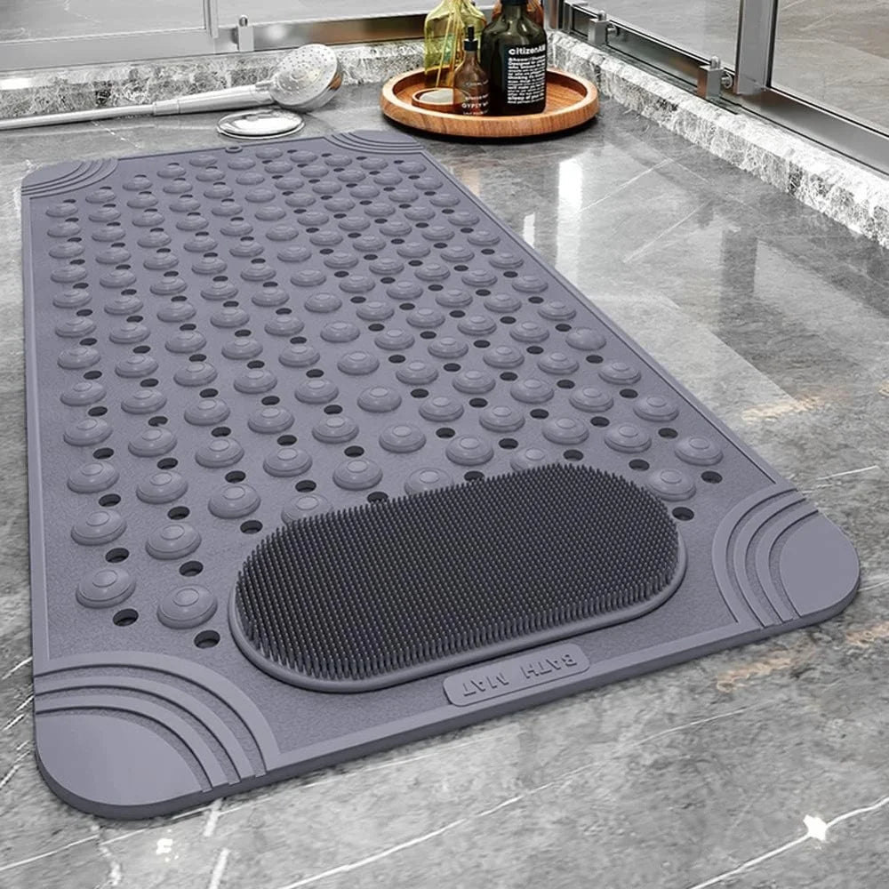 Una alfombrilla de baño de masaje gris antideslizante con texturas es mostrada sobre una encimera de mármol.