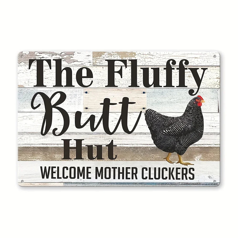 Rustiges Holzschild mit schwarzer Schrift: 'The Fluffy Butt Hut Welcome Mother Cluckers' mit Silhouettierung eines Küken