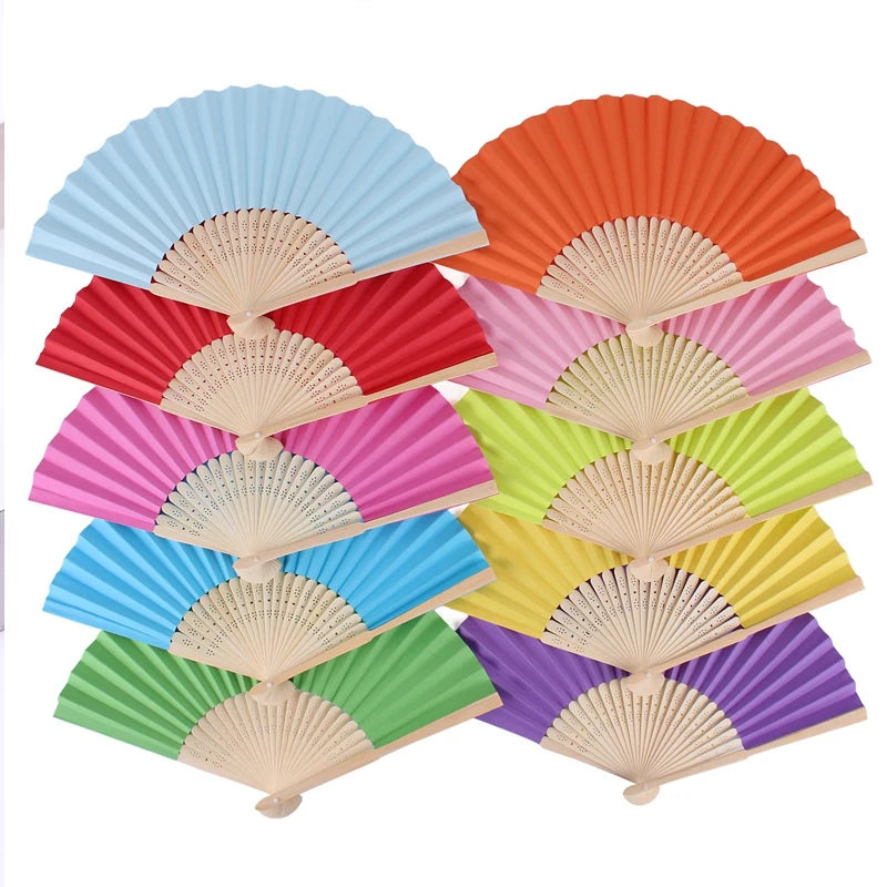Collection de neuf éventails pliants à main, dans diverses couleurs : bleu, rose, orange, vert et violet.