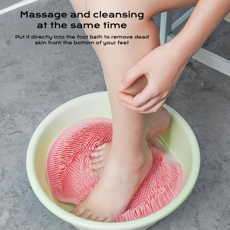 Eine Person massiert ihre Füße in einer Schüssel mit einer rosa Saugnapf-Fußmassagematte.