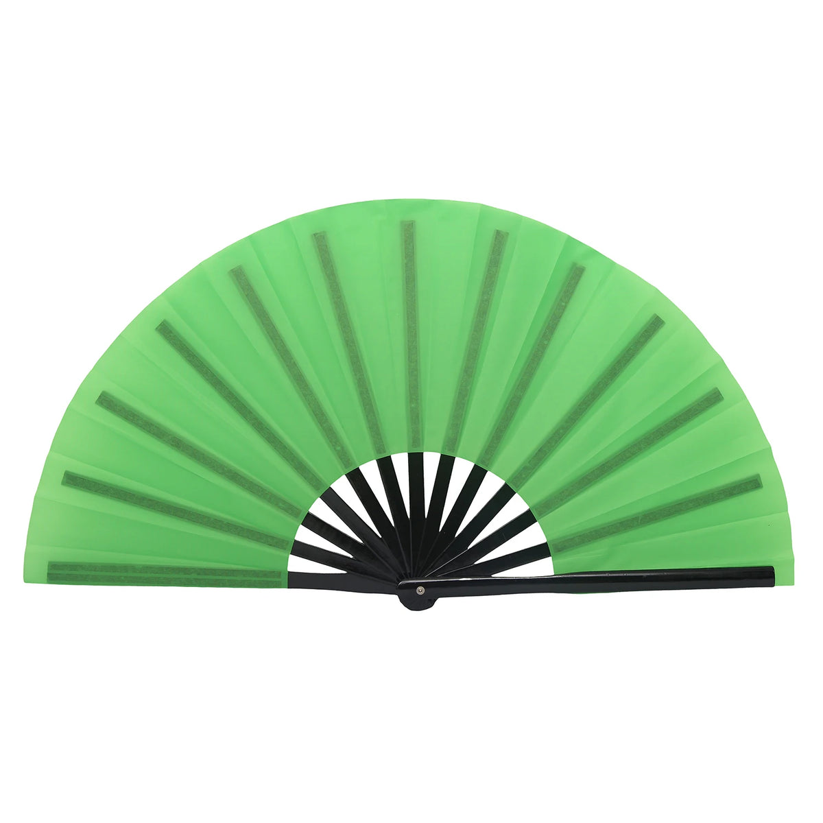 Un éventail de martial arts traditionnel en bambou vert vif avec des nervures noires.