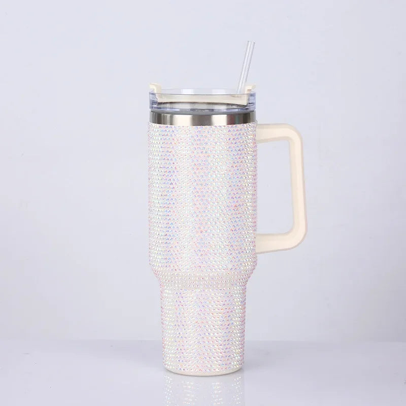 Un vaso aislado transparente con patrón de pedrería rosa claro y tapa y pajita plateada.