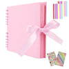 Álbum de scrapbooking rosa personalizable con una cinta rosa y tiras de papel a rayas coloridas