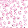 Rocas de hielo triturado de acrílico rosa esparcidas sobre fondo blanco para decoración y relleno